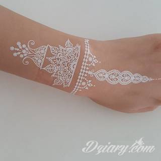 Białe tatuaże wyglądające np. na dłoni niczym delikatna, koronkowa rękawiczka. Świetne wzory dla kobiet dbających o nieprzeciętny image. Białe tatuaże o różnorodnym poziomie detali pozwalają na ozdobienie skóry w sposób subtelny i ujęty w formie symbolu.