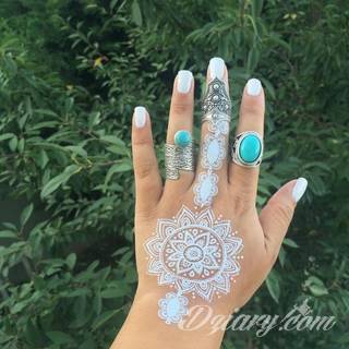 Białe tatuaże wyglądające np. na dłoni niczym delikatna, koronkowa rękawiczka. Świetne wzory dla kobiet dbających o nieprzeciętny image. Białe tatuaże o różnorodnym poziomie detali pozwalają na ozdobienie skóry w sposób subtelny i ujęty w formie symbolu.