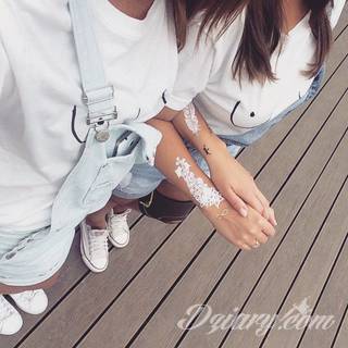 Białe tatuaże wyglądające np. na dłoni niczym delikatna, koronkowa rękawiczka. Świetne wzory dla kobiet dbających o nieprzeciętny image. Białe tatuaże o różnorodnym poziomie detali pozwalają na ozdobienie skóry w sposób subtelny i ujęty w formie symbolu.