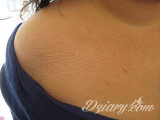 Białe tatuaże wyglądające np. na dłoni niczym delikatna, koronkowa rękawiczka. Świetne wzory dla kobiet dbających o nieprzeciętny image. Białe tatuaże o różnorodnym poziomie detali pozwalają na ozdobienie skóry w sposób subtelny i ujęty w formie symbolu.