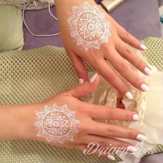 Białe tatuaże wyglądające np. na dłoni niczym delikatna, koronkowa rękawiczka. Świetne wzory dla kobiet dbających o nieprzeciętny image. Białe tatuaże o różnorodnym poziomie detali pozwalają na ozdobienie skóry w sposób subtelny i ujęty w formie symbolu.