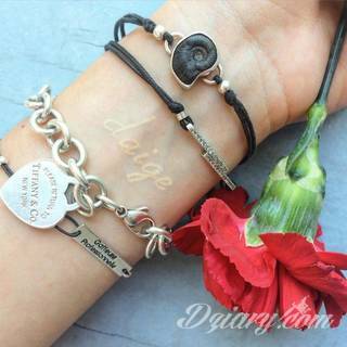 Białe tatuaże wyglądające np. na dłoni niczym delikatna, koronkowa rękawiczka. Świetne wzory dla kobiet dbających o nieprzeciętny image. Białe tatuaże o różnorodnym poziomie detali pozwalają na ozdobienie skóry w sposób subtelny i ujęty w formie symbolu.