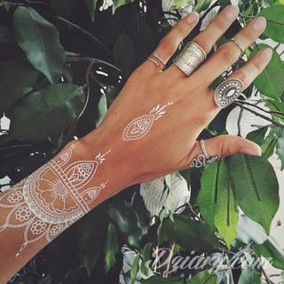 Białe tatuaże wyglądające np. na dłoni niczym delikatna, koronkowa rękawiczka. Świetne wzory dla kobiet dbających o nieprzeciętny image. Białe tatuaże o różnorodnym poziomie detali pozwalają na ozdobienie skóry w sposób subtelny i ujęty w formie symbolu.
