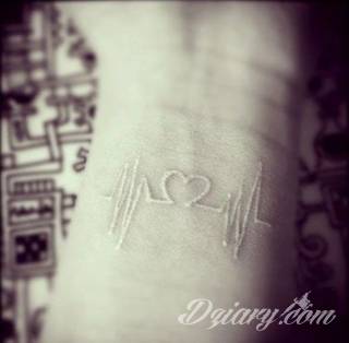 Białe tatuaże wyglądające np. na dłoni niczym delikatna, koronkowa rękawiczka. Świetne wzory dla kobiet dbających o nieprzeciętny image. Białe tatuaże o różnorodnym poziomie detali pozwalają na ozdobienie skóry w sposób subtelny i ujęty w formie symbolu.