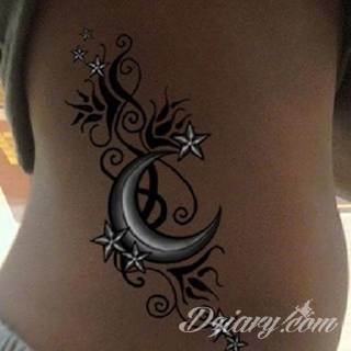 Białe tatuaże wyglądające np. na dłoni niczym delikatna, koronkowa rękawiczka. Świetne wzory dla kobiet dbających o nieprzeciętny image. Białe tatuaże o różnorodnym poziomie detali pozwalają na ozdobienie skóry w sposób subtelny i ujęty w formie symbolu.