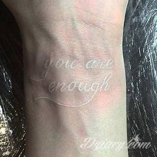 Białe tatuaże wyglądające np. na dłoni niczym delikatna, koronkowa rękawiczka. Świetne wzory dla kobiet dbających o nieprzeciętny image. Białe tatuaże o różnorodnym poziomie detali pozwalają na ozdobienie skóry w sposób subtelny i ujęty w formie symbolu.