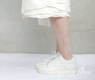 Białe tatuaże wyglądające np. na dłoni niczym delikatna, koronkowa rękawiczka. Świetne wzory dla kobiet dbających o nieprzeciętny image. Białe tatuaże o różnorodnym poziomie detali pozwalają na ozdobienie skóry w sposób subtelny i ujęty w formie symbolu.