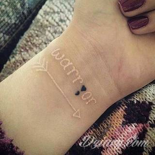 Białe tatuaże wyglądające np. na dłoni niczym delikatna, koronkowa rękawiczka. Świetne wzory dla kobiet dbających o nieprzeciętny image. Białe tatuaże o różnorodnym poziomie detali pozwalają na ozdobienie skóry w sposób subtelny i ujęty w formie symbolu.