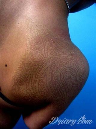 Białe tatuaże wyglądające np. na dłoni niczym delikatna, koronkowa rękawiczka. Świetne wzory dla kobiet dbających o nieprzeciętny image. Białe tatuaże o różnorodnym poziomie detali pozwalają na ozdobienie skóry w sposób subtelny i ujęty w formie symbolu.