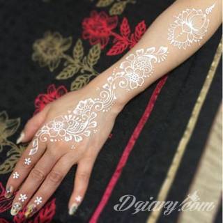 Białe tatuaże wyglądające np. na dłoni niczym delikatna, koronkowa rękawiczka. Świetne wzory dla kobiet dbających o nieprzeciętny image. Białe tatuaże o różnorodnym poziomie detali pozwalają na ozdobienie skóry w sposób subtelny i ujęty w formie symbolu.