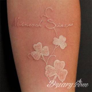 Białe tatuaże wyglądające np. na dłoni niczym delikatna, koronkowa rękawiczka. Świetne wzory dla kobiet dbających o nieprzeciętny image. Białe tatuaże o różnorodnym poziomie detali pozwalają na ozdobienie skóry w sposób subtelny i ujęty w formie symbolu.