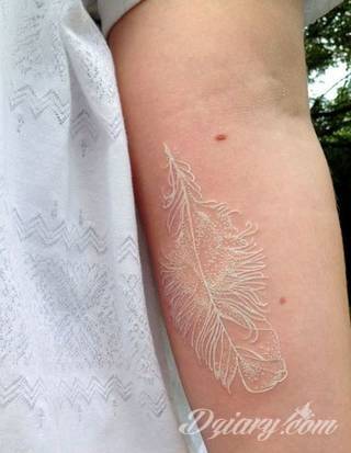 Białe tatuaże wyglądające np. na dłoni niczym delikatna, koronkowa rękawiczka. Świetne wzory dla kobiet dbających o nieprzeciętny image. Białe tatuaże o różnorodnym poziomie detali pozwalają na ozdobienie skóry w sposób subtelny i ujęty w formie symbolu.