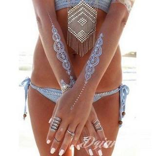 Białe tatuaże wyglądające np. na dłoni niczym delikatna, koronkowa rękawiczka. Świetne wzory dla kobiet dbających o nieprzeciętny image. Białe tatuaże o różnorodnym poziomie detali pozwalają na ozdobienie skóry w sposób subtelny i ujęty w formie symbolu.