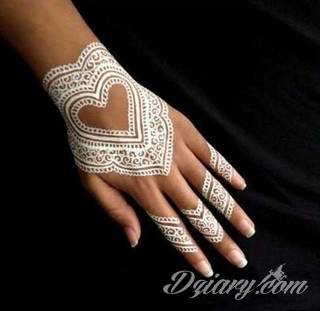 Białe tatuaże wyglądające np. na dłoni niczym delikatna, koronkowa rękawiczka. Świetne wzory dla kobiet dbających o nieprzeciętny image. Białe tatuaże o różnorodnym poziomie detali pozwalają na ozdobienie skóry w sposób subtelny i ujęty w formie symbolu.