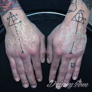 Białe tatuaże wyglądające np. na dłoni niczym delikatna, koronkowa rękawiczka. Świetne wzory dla kobiet dbających o nieprzeciętny image. Białe tatuaże o różnorodnym poziomie detali pozwalają na ozdobienie skóry w sposób subtelny i ujęty w formie symbolu.