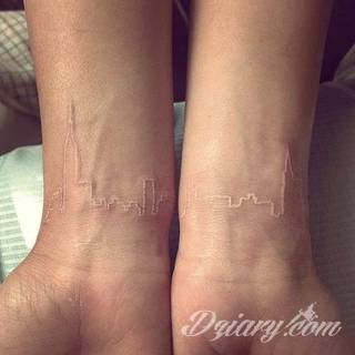 Białe tatuaże wyglądające np. na dłoni niczym delikatna, koronkowa rękawiczka. Świetne wzory dla kobiet dbających o nieprzeciętny image. Białe tatuaże o różnorodnym poziomie detali pozwalają na ozdobienie skóry w sposób subtelny i ujęty w formie symbolu.