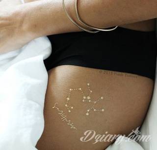 Białe tatuaże wyglądające np. na dłoni niczym delikatna, koronkowa rękawiczka. Świetne wzory dla kobiet dbających o nieprzeciętny image. Białe tatuaże o różnorodnym poziomie detali pozwalają na ozdobienie skóry w sposób subtelny i ujęty w formie symbolu.