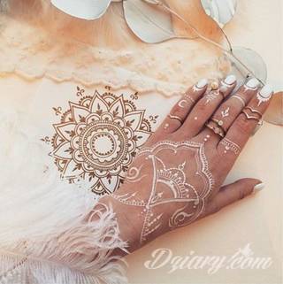 Białe tatuaże wyglądające np. na dłoni niczym delikatna, koronkowa rękawiczka. Świetne wzory dla kobiet dbających o nieprzeciętny image. Białe tatuaże o różnorodnym poziomie detali pozwalają na ozdobienie skóry w sposób subtelny i ujęty w formie symbolu.