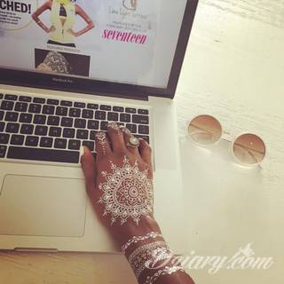 Białe tatuaże wyglądające np. na dłoni niczym delikatna, koronkowa rękawiczka. Świetne wzory dla kobiet dbających o nieprzeciętny image. Białe tatuaże o różnorodnym poziomie detali pozwalają na ozdobienie skóry w sposób subtelny i ujęty w formie symbolu.