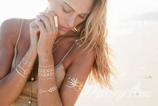 Białe tatuaże wyglądające np. na dłoni niczym delikatna, koronkowa rękawiczka. Świetne wzory dla kobiet dbających o nieprzeciętny image. Białe tatuaże o różnorodnym poziomie detali pozwalają na ozdobienie skóry w sposób subtelny i ujęty w formie symbolu.