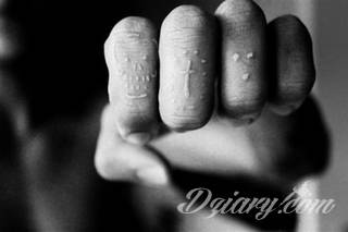 Białe tatuaże wyglądające np. na dłoni niczym delikatna, koronkowa rękawiczka. Świetne wzory dla kobiet dbających o nieprzeciętny image. Białe tatuaże o różnorodnym poziomie detali pozwalają na ozdobienie skóry w sposób subtelny i ujęty w formie symbolu.