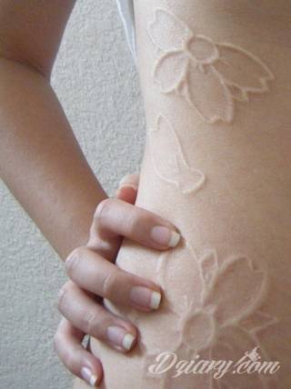 Białe tatuaże wyglądające np. na dłoni niczym delikatna, koronkowa rękawiczka. Świetne wzory dla kobiet dbających o nieprzeciętny image. Białe tatuaże o różnorodnym poziomie detali pozwalają na ozdobienie skóry w sposób subtelny i ujęty w formie symbolu.