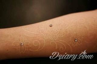 Białe tatuaże wyglądające np. na dłoni niczym delikatna, koronkowa rękawiczka. Świetne wzory dla kobiet dbających o nieprzeciętny image. Białe tatuaże o różnorodnym poziomie detali pozwalają na ozdobienie skóry w sposób subtelny i ujęty w formie symbolu.