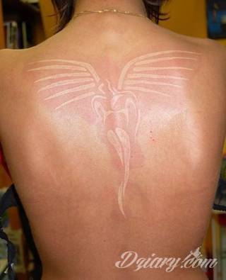 Białe tatuaże wyglądające np. na dłoni niczym delikatna, koronkowa rękawiczka. Świetne wzory dla kobiet dbających o nieprzeciętny image. Białe tatuaże o różnorodnym poziomie detali pozwalają na ozdobienie skóry w sposób subtelny i ujęty w formie symbolu.