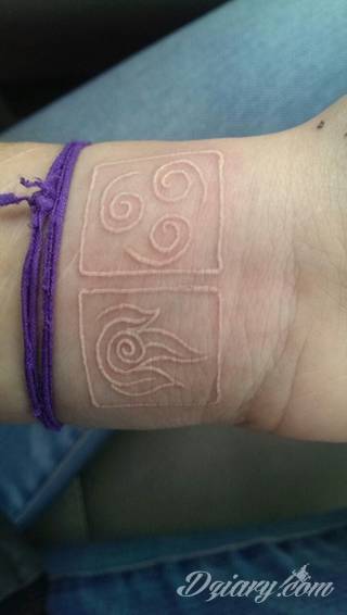 Białe tatuaże wyglądające np. na dłoni niczym delikatna, koronkowa rękawiczka. Świetne wzory dla kobiet dbających o nieprzeciętny image. Białe tatuaże o różnorodnym poziomie detali pozwalają na ozdobienie skóry w sposób subtelny i ujęty w formie symbolu.