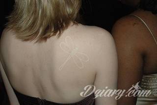 Białe tatuaże wyglądające np. na dłoni niczym delikatna, koronkowa rękawiczka. Świetne wzory dla kobiet dbających o nieprzeciętny image. Białe tatuaże o różnorodnym poziomie detali pozwalają na ozdobienie skóry w sposób subtelny i ujęty w formie symbolu.