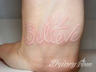 Białe tatuaże wyglądające np. na dłoni niczym delikatna, koronkowa rękawiczka. Świetne wzory dla kobiet dbających o nieprzeciętny image. Białe tatuaże o różnorodnym poziomie detali pozwalają na ozdobienie skóry w sposób subtelny i ujęty w formie symbolu.