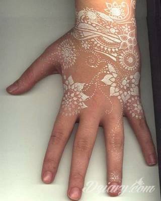 Białe tatuaże wyglądające np. na dłoni niczym delikatna, koronkowa rękawiczka. Świetne wzory dla kobiet dbających o nieprzeciętny image. Białe tatuaże o różnorodnym poziomie detali pozwalają na ozdobienie skóry w sposób subtelny i ujęty w formie symbolu.