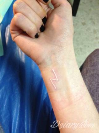 Białe tatuaże wyglądające np. na dłoni niczym delikatna, koronkowa rękawiczka. Świetne wzory dla kobiet dbających o nieprzeciętny image. Białe tatuaże o różnorodnym poziomie detali pozwalają na ozdobienie skóry w sposób subtelny i ujęty w formie symbolu.