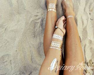 Białe tatuaże wyglądające np. na dłoni niczym delikatna, koronkowa rękawiczka. Świetne wzory dla kobiet dbających o nieprzeciętny image. Białe tatuaże o różnorodnym poziomie detali pozwalają na ozdobienie skóry w sposób subtelny i ujęty w formie symbolu.