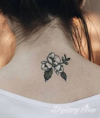 Białe tatuaże wyglądające np. na dłoni niczym delikatna, koronkowa rękawiczka. Świetne wzory dla kobiet dbających o nieprzeciętny image. Białe tatuaże o różnorodnym poziomie detali pozwalają na ozdobienie skóry w sposób subtelny i ujęty w formie symbolu.