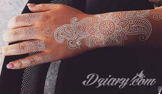 Białe tatuaże wyglądające np. na dłoni niczym delikatna, koronkowa rękawiczka. Świetne wzory dla kobiet dbających o nieprzeciętny image. Białe tatuaże o różnorodnym poziomie detali pozwalają na ozdobienie skóry w sposób subtelny i ujęty w formie symbolu.