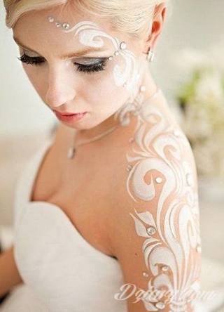 Białe tatuaże wyglądające np. na dłoni niczym delikatna, koronkowa rękawiczka. Świetne wzory dla kobiet dbających o nieprzeciętny image. Białe tatuaże o różnorodnym poziomie detali pozwalają na ozdobienie skóry w sposób subtelny i ujęty w formie symbolu.