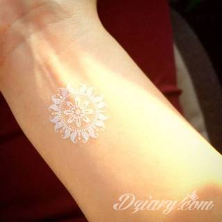 Białe tatuaże wyglądające np. na dłoni niczym delikatna, koronkowa rękawiczka. Świetne wzory dla kobiet dbających o nieprzeciętny image. Białe tatuaże o różnorodnym poziomie detali pozwalają na ozdobienie skóry w sposób subtelny i ujęty w formie symbolu.