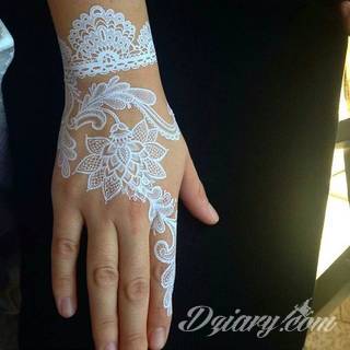 Białe tatuaże wyglądające np. na dłoni niczym delikatna, koronkowa rękawiczka. Świetne wzory dla kobiet dbających o nieprzeciętny image. Białe tatuaże o różnorodnym poziomie detali pozwalają na ozdobienie skóry w sposób subtelny i ujęty w formie symbolu.