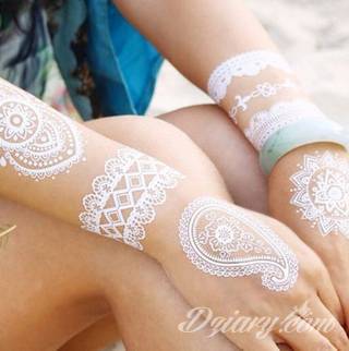 Białe tatuaże wyglądające np. na dłoni niczym delikatna, koronkowa rękawiczka. Świetne wzory dla kobiet dbających o nieprzeciętny image. Białe tatuaże o różnorodnym poziomie detali pozwalają na ozdobienie skóry w sposób subtelny i ujęty w formie symbolu.