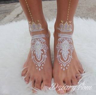 Białe tatuaże wyglądające np. na dłoni niczym delikatna, koronkowa rękawiczka. Świetne wzory dla kobiet dbających o nieprzeciętny image. Białe tatuaże o różnorodnym poziomie detali pozwalają na ozdobienie skóry w sposób subtelny i ujęty w formie symbolu.