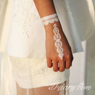 Białe tatuaże wyglądające np. na dłoni niczym delikatna, koronkowa rękawiczka. Świetne wzory dla kobiet dbających o nieprzeciętny image. Białe tatuaże o różnorodnym poziomie detali pozwalają na ozdobienie skóry w sposób subtelny i ujęty w formie symbolu.