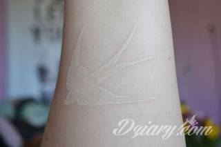 Białe tatuaże wyglądające np. na dłoni niczym delikatna, koronkowa rękawiczka. Świetne wzory dla kobiet dbających o nieprzeciętny image. Białe tatuaże o różnorodnym poziomie detali pozwalają na ozdobienie skóry w sposób subtelny i ujęty w formie symbolu.