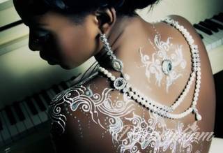 Białe tatuaże wyglądające np. na dłoni niczym delikatna, koronkowa rękawiczka. Świetne wzory dla kobiet dbających o nieprzeciętny image. Białe tatuaże o różnorodnym poziomie detali pozwalają na ozdobienie skóry w sposób subtelny i ujęty w formie symbolu.