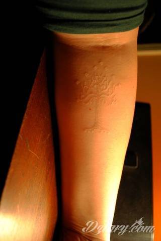 Białe tatuaże wyglądające np. na dłoni niczym delikatna, koronkowa rękawiczka. Świetne wzory dla kobiet dbających o nieprzeciętny image. Białe tatuaże o różnorodnym poziomie detali pozwalają na ozdobienie skóry w sposób subtelny i ujęty w formie symbolu.