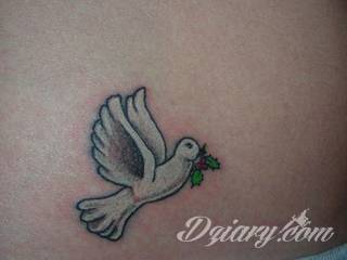 Białe tatuaże wyglądające np. na dłoni niczym delikatna, koronkowa rękawiczka. Świetne wzory dla kobiet dbających o nieprzeciętny image. Białe tatuaże o różnorodnym poziomie detali pozwalają na ozdobienie skóry w sposób subtelny i ujęty w formie symbolu.