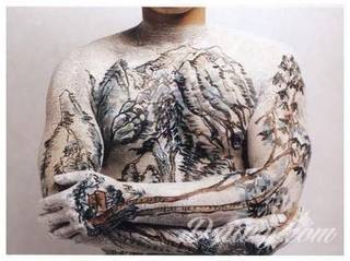 Białe tatuaże wyglądające np. na dłoni niczym delikatna, koronkowa rękawiczka. Świetne wzory dla kobiet dbających o nieprzeciętny image. Białe tatuaże o różnorodnym poziomie detali pozwalają na ozdobienie skóry w sposób subtelny i ujęty w formie symbolu.