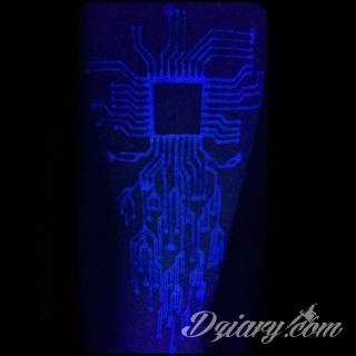 Białe tatuaże wyglądające np. na dłoni niczym delikatna, koronkowa rękawiczka. Świetne wzory dla kobiet dbających o nieprzeciętny image. Białe tatuaże o różnorodnym poziomie detali pozwalają na ozdobienie skóry w sposób subtelny i ujęty w formie symbolu.