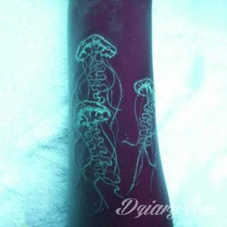 Białe tatuaże wyglądające np. na dłoni niczym delikatna, koronkowa rękawiczka. Świetne wzory dla kobiet dbających o nieprzeciętny image. Białe tatuaże o różnorodnym poziomie detali pozwalają na ozdobienie skóry w sposób subtelny i ujęty w formie symbolu.