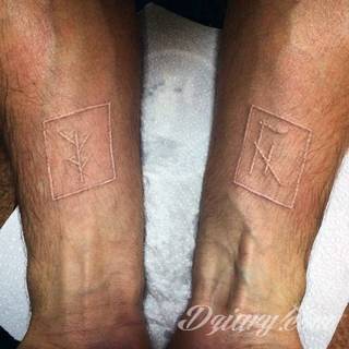 Białe tatuaże wyglądające np. na dłoni niczym delikatna, koronkowa rękawiczka. Świetne wzory dla kobiet dbających o nieprzeciętny image. Białe tatuaże o różnorodnym poziomie detali pozwalają na ozdobienie skóry w sposób subtelny i ujęty w formie symbolu.